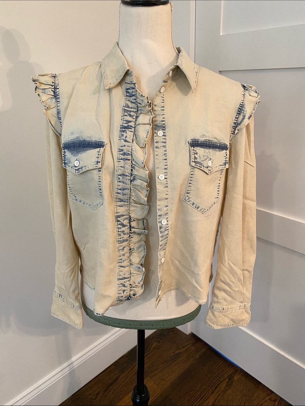 Alice + Olivia Cream Button-Front Ruffle Shirt with Blue-Dyed Trim